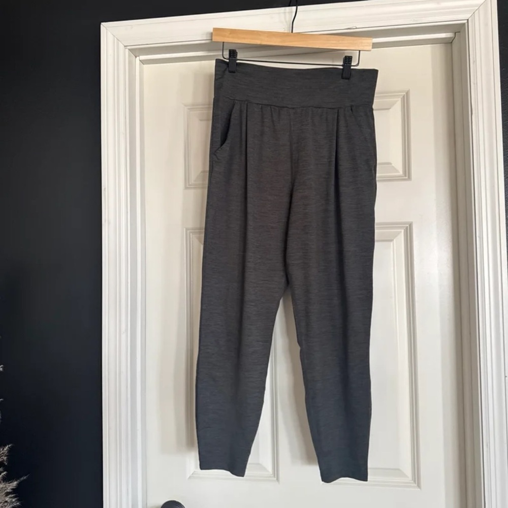 Vuori Lux Harem Jogger Pants size Medium in Charcoal Grey Heathered - Picture 9 of 12